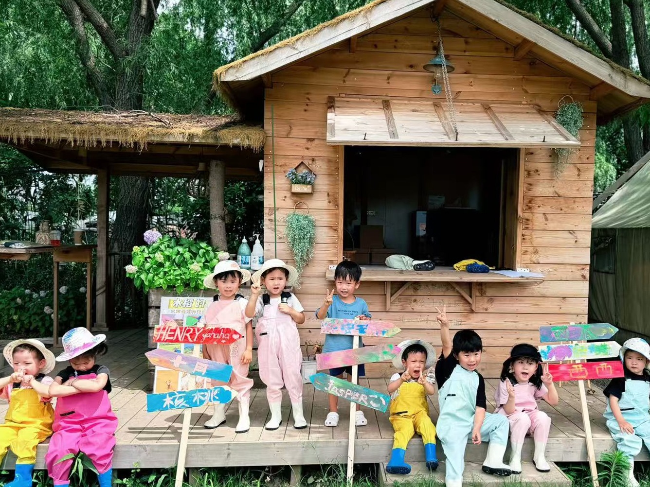 院子里树荫下的木屋与孩子